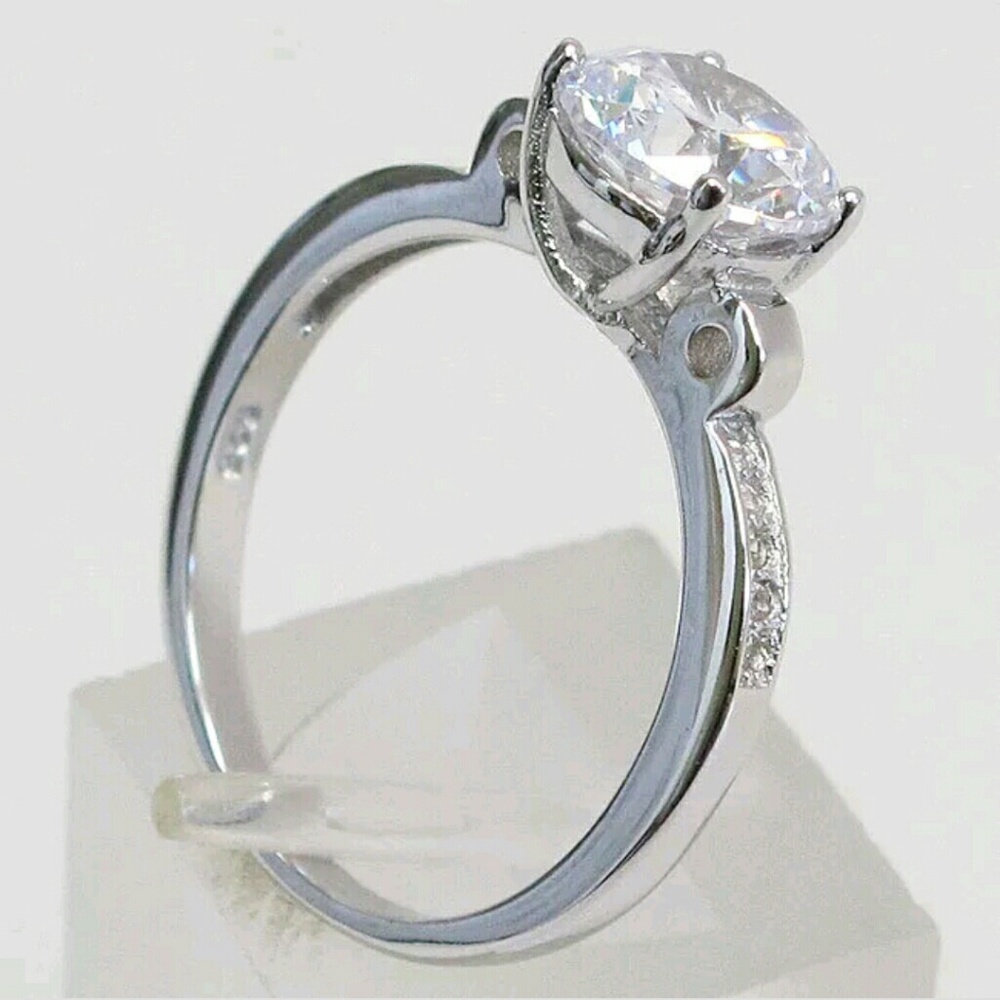 Classy 2 CT center stone Solitaire in .925 - Picture 2 of 3